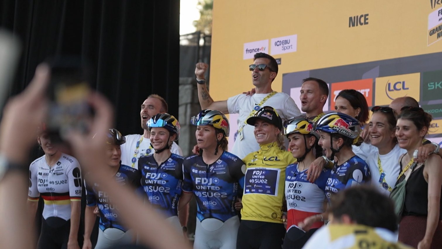 L'équipe FDJ United-Suez fête le maillot jaune sur le podium de l'arrivée à Nice, Tour de France Femmes 2026